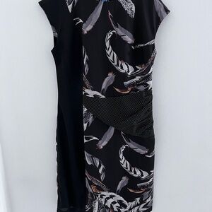 Eve Gravel Elegant Black Feather Print Dress médium
